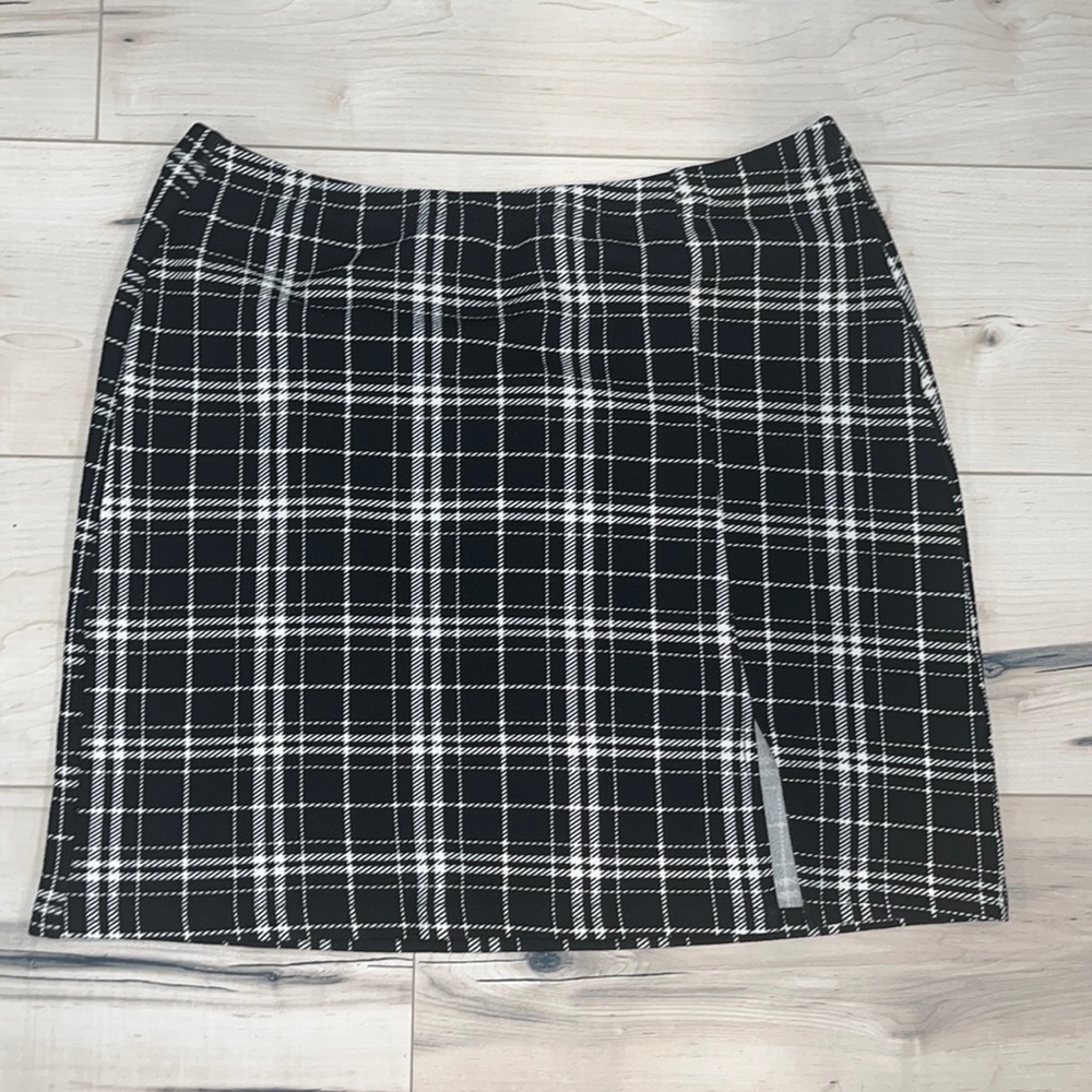 Plaid skirt with a slit on side